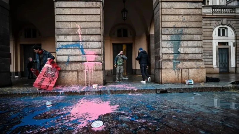 Các nhà hoạt động môi trường ném sơn vào lối vào nhà hát opera La Scala nổi tiếng của Milan. (Ảnh: AFP)