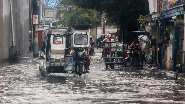 Ngập lụt ở thành phố Malabon, Philippines khi bão Doksuri mang theo mưa lớn và gió mạnh đổ bộ, ngày 26/7/2023. (Ảnh: THX/TTXVN)