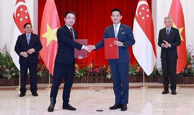 Thủ tướng Phạm Minh Chính và Thủ tướng Singapore Lý Hiển Long chứng kiến lễ trao văn kiện hợp tác giữa hai nước tại Singapore ngày 9/2/2023. (Ảnh minh họa: TTXVN)