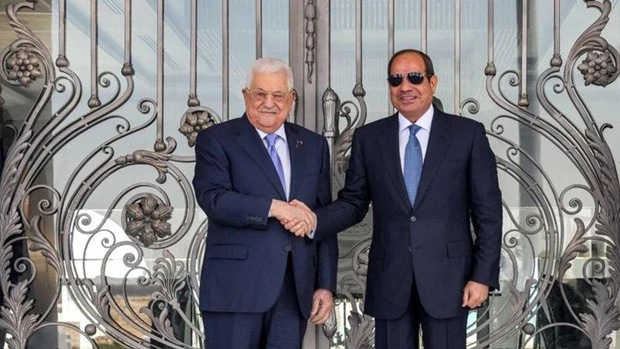 Tổng thống Ai Cập Abdel-Fattah El-Sisi tiếp Tổng thống Palestine Mahmoud Abbas tại thành phố El Alamein (Ai Cập), ngày 31/7/2023. (Nguồn: Arab News/TTXVN)