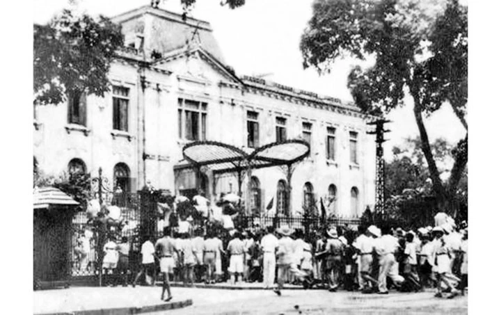 Quần chúng cách mạng và tự vệ chiến đấu Hà Nội chiếm Phủ Khâm sai (Bắc Bộ phủ), ngày 19/8/1945. (Ảnh: TƯ LIỆU TTXVN)