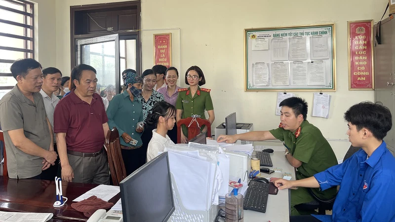Công an huyện Thanh Liêm (Hà Nam) kiểm tra công tác kích hoạt tài khoản định danh điện tử. 