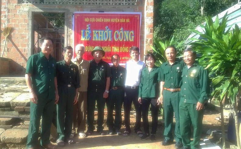 Ảnh minh họa: Hội Cựu chiến binh huyện Đắk Hà, tỉnh Kon Tum trao nhà nghĩa tình đồng đội.