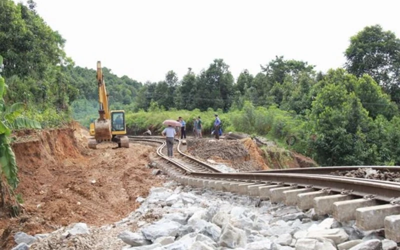 Công ty Cổ phần Đường sắt Yên Lào, Lào Cai đang huy động nhân lực tiếp tục thực hiện các hạng mục gia cố nền đường. (Ảnh: Báo Quân đội nhân dân)