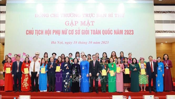 Thường trực Ban Bí thư Trương Thị Mai với các Chủ tịch Hội phụ nữ cơ sở giỏi toàn quốc năm 2023. (Ảnh: TTXVN)