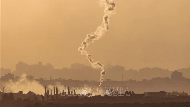 Khói lửa bốc lên tại Dải Gaza sau vụ oanh tạc của Israel ngày 8/11/2023. (Ảnh: AFP/TTXVN)