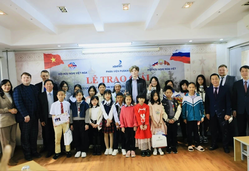 Đại biểu hai nước Việt Nam và Nga chụp ảnh kỷ niệm với các thí sinh tham dự Cuộc thi. (Ảnh: Trần Hiếu)