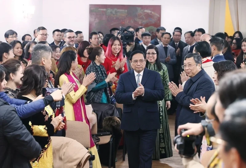 Thủ tướng Phạm Minh Chính và Phu nhân đến thăm cán bộ, nhân viên Đại sứ quán và đại diện cộng đồng người Việt Nam tại Romania. (Ảnh: Dương Giang/TTXVN)