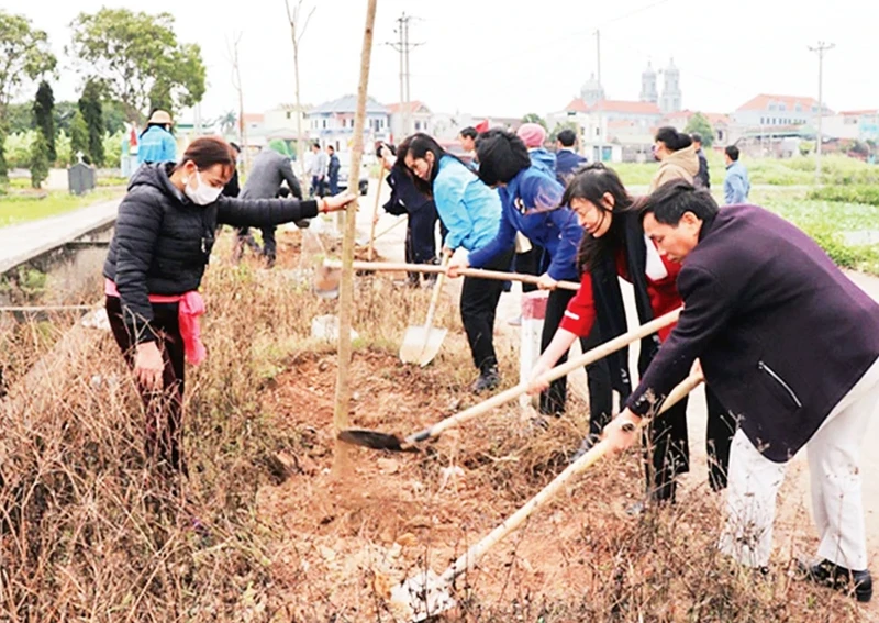 Các tổ chức đoàn thể và nhân dân xã Tri Thủy, huyện Phú Xuyên (Hà Nội) hưởng ứng Tết trồng cây Xuân Quý Mão 2023. Ảnh THU NGHĨA