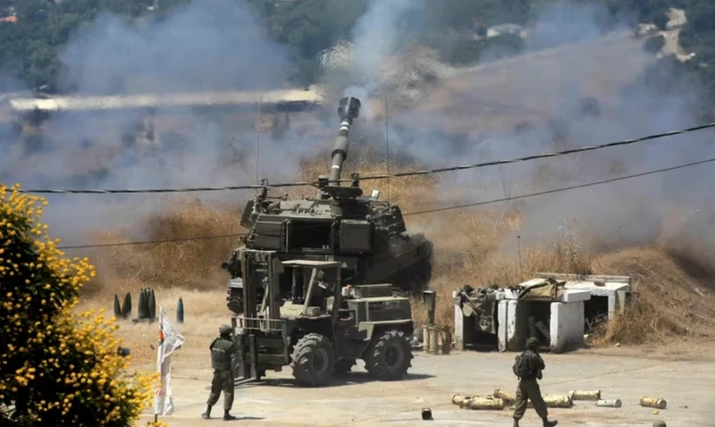 Pháo tự hành của Israel triển khai ở thị trấn Kiryat Shmona phía bắc sau một vụ bắn tên lửa từ Liban. Ảnh: AFP/Getty Images