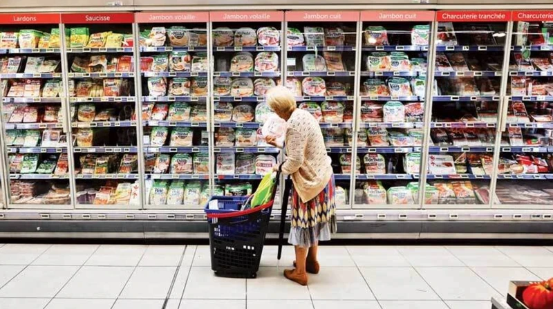 Người dân mua sắm tại một siêu thị ở thành phố Nice của Pháp. Ảnh Reuters