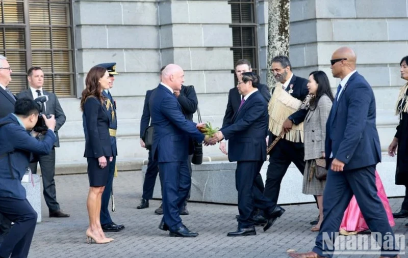 Thủ tướng New Zealand Christopher Luxon đón và mời Thủ tướng Phạm Minh Chính vào vị trí danh dự làm lễ đón chính thức.