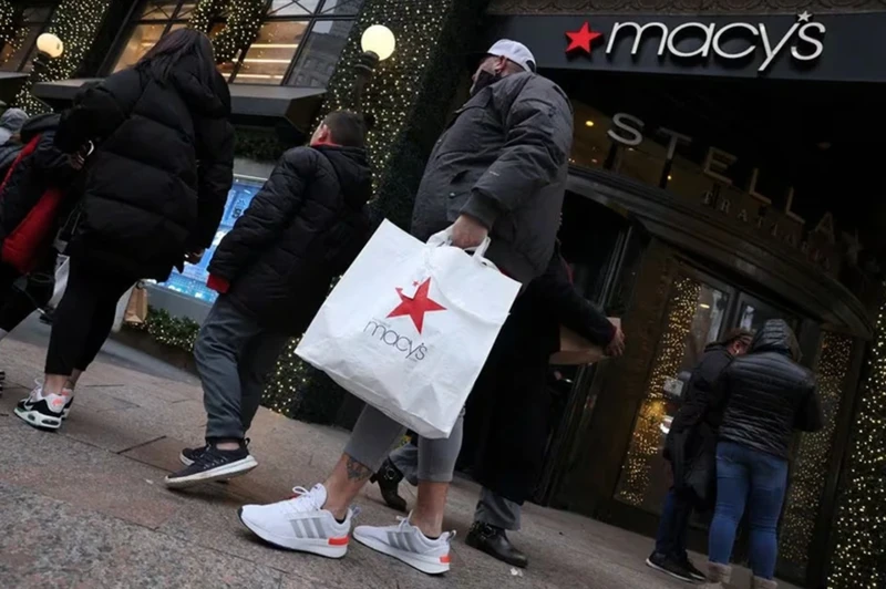 Ảnh minh họa: Khách hàng rời khỏi cửa hàng của thương hiệu bán lẻ hàng đầu Macy's ở khu trung tâm Manhattan, thành phố New York (Mỹ) ngày 11/12/2023. (Ảnh: REUTERS)