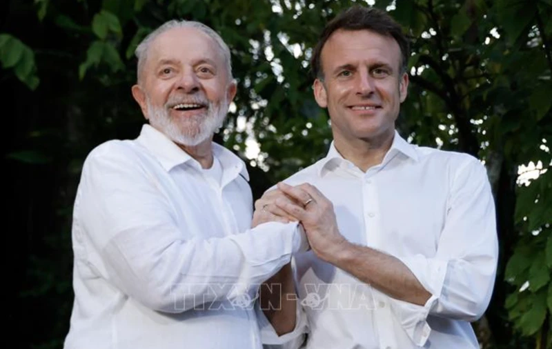 Tổng thống Pháp Emmanuel Macron (phải) và Tổng thống Brazil Luiz Inacio Lula da Silva tại cuộc gặp ở Belem ngày 26/3/2024. (Ảnh: AFP/TTXVN)