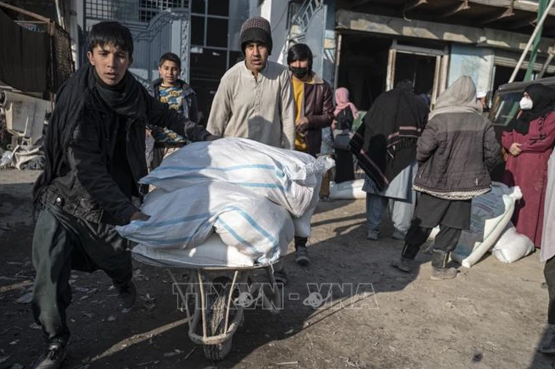 Ảnh minh họa: Người dân chờ nhận hàng cứu trợ tại Kabul, Afghanistan. (Nguồn:AFP/TTXVN)