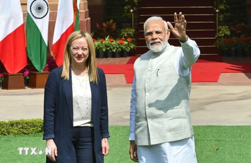Thủ tướng Ấn Độ Narendra Modi (phải) trong cuộc gặp Thủ tướng Italia Giorgia Meloni tại New Delhi ngày 2/3/2023. (Ảnh: AFP/TTXVN)