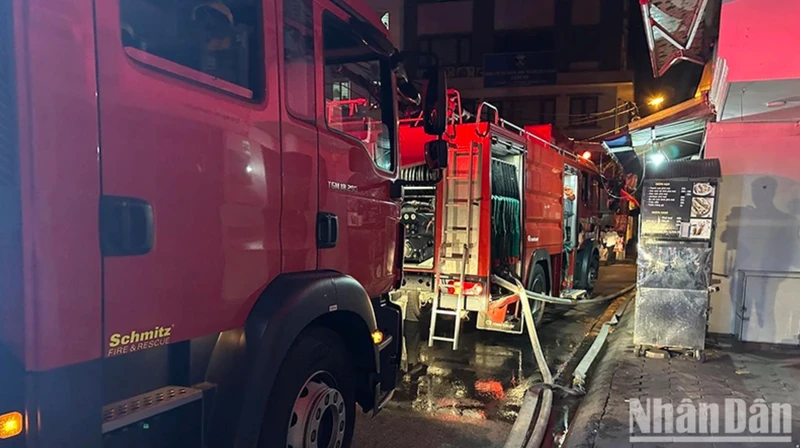 Xe cứu hỏa tới hiện trường vụ cháy chung cư mini tại phố Khương Hạ. 
