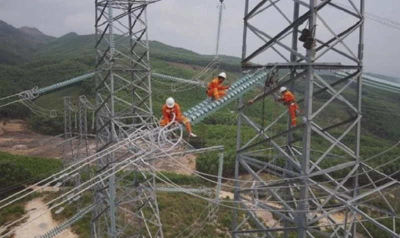 Các đơn vị thi công dự án đường dây 500 kV mạch 3 từ Quảng Trạch (Quảng Bình) đến Phố Nối (Hưng Yên). (Ảnh: Báo điện tử Đảng Cộng sản)