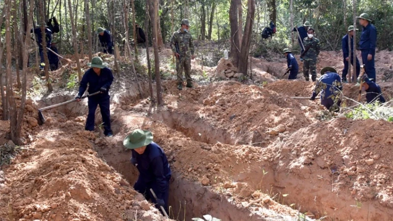 Đội Quy tập hài cốt liệt sỹ 584, Bộ Chỉ huy Quân sự tỉnh Quảng Trị thực hiện tìm kiếm, quy tập hài cốt liệt sỹ trên đất Lào.