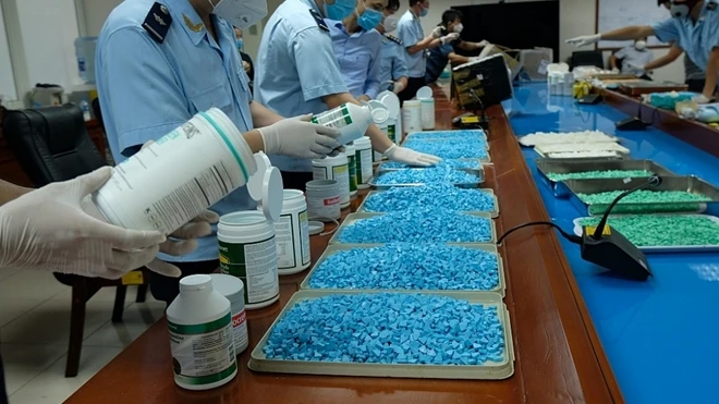 Tang vật trong Chuyên án triệt phá các đường dây mua bán, vận chuyển trái phép chất ma túy từ các nước châu Âu về Việt Nam. (Nguồn: Báo Công an nhân dân)
