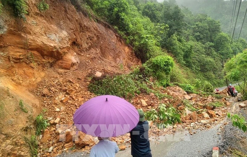 Sạt lở ta-luy ở Lào Cai. (Ảnh: TTXVN)