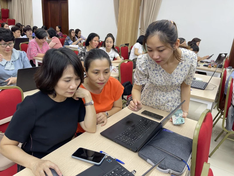 Giáo viên trường tiểu học Trần Quốc Toản (Hoàn Kiếm, Hà Nội) tập huấn vận hành, sử dụng phần mềm Học bạ số cấp Tiểu học. (Ảnh: Nguyệt Anh)