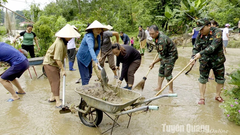 Cán bộ, chiến sĩ, nhân dân huyện Lâm Bình khắc phục hậu quả mưa lũ.​ (Ảnh: Báo Tuyên Quang)