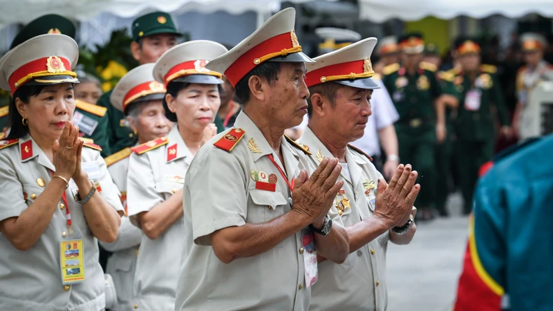 Người cao tuổi viếng Tổng Bí thư Nguyễn Phú Trọng ngày 25/7 tại Hà Nội. (Ảnh: THÀNH ĐẠT)