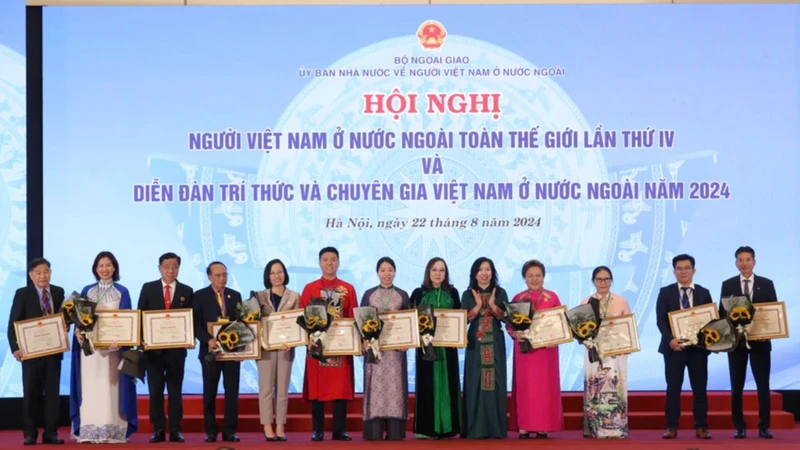 Lễ tặng thưởng các cá nhân có đóng góp quan trọng vào công tác người Việt Nam ở nước ngoài. (Nguồn: TTXVN) 