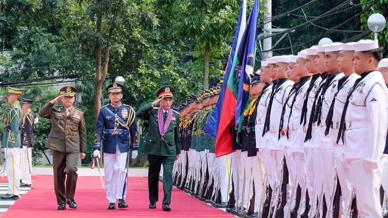 Đại tướng Phan Văn Giang trong lễ đón chính thức tại trụ sở Bộ Quốc phòng Philippines. (Ảnh: Báo Quân đội nhân dân)