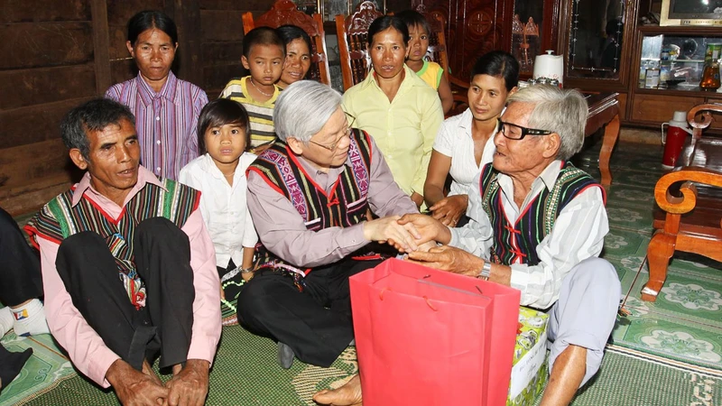 Tổng Bí thư Nguyễn Phú Trọng thăm và tặng quà già làng thôn Bon Bun Đơr, xã Quảng Tâm, huyện Tuy Đức, tỉnh Đăk Nông. (Ảnh: TTXVN)