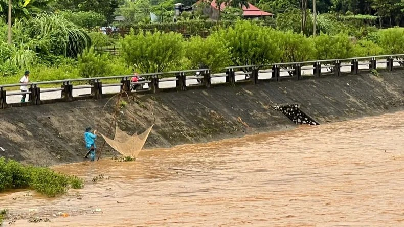 Người dân vẫn bất chấp nguy hiểm ra bờ sông Cầu, đoạn qua thành phố Bắc Kạn để đánh cá.