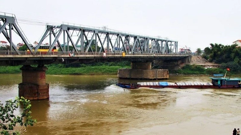 Để bảo đảm an toàn giao thông cho người và các phương tiện lưu thông qua cầu, Sở Giao thông vận tải Hà Nội đã quyết định cấm toàn bộ người và các loại phương tiện di chuyển cả hai hướng lưu thông qua cầu Đuống. Thời gian bắt đầu thực hiện từ 22 giờ tối nay, 10/9. (Ảnh: Hànộimới)