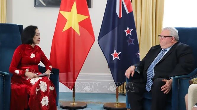 Phó Chủ tịch Quốc hội Nguyễn Thị Thanh trao đổi cùng ông Gerry Brownlee, Chủ tịch Quốc hội New Zealand. (Ảnh: TTXVN)