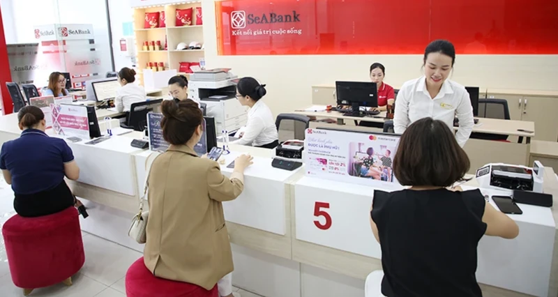 Giao dịch khách hàng tại chi nhánh Ngân hàng SeA bank.