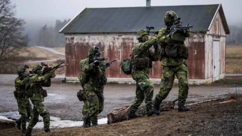 Binh sĩ Thụy Điển tham gia cuộc tập trận ở Kungsangen, gần Stockholm hồi đầu năm nay. (Ảnh: AFP/TTXVN)