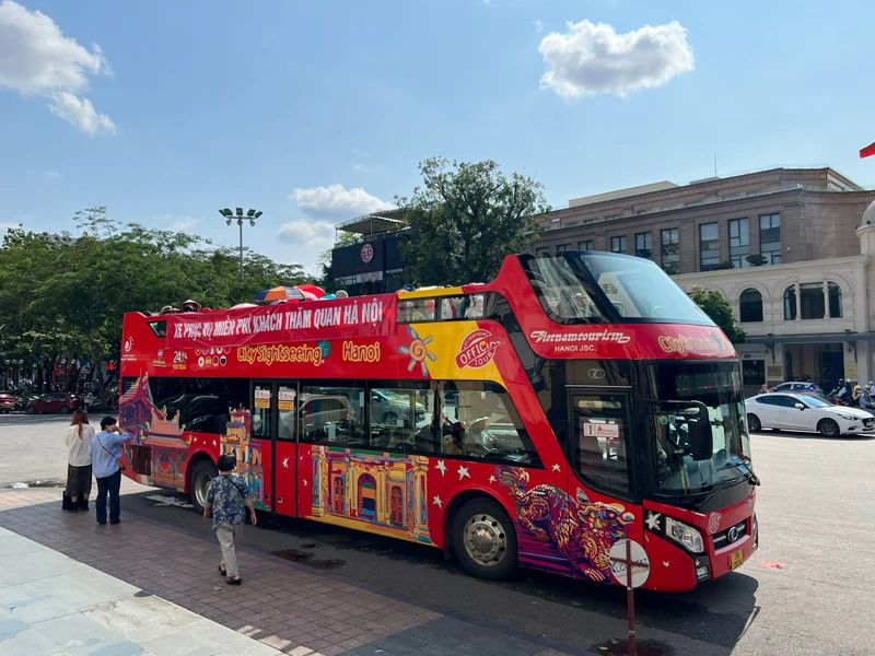 Xe buýt hai tầng phục vụ miễn phí người dân tham quan Thủ đô thu hút đông khách du lịch trong những ngày nghỉ lễ.