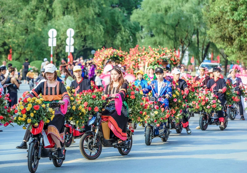 Lễ hội hoa hồng có quy mô lớn nhất Tây Bắc tại Sa Pa (Lào Cai) thu hút du khách trong và ngoài nước. 