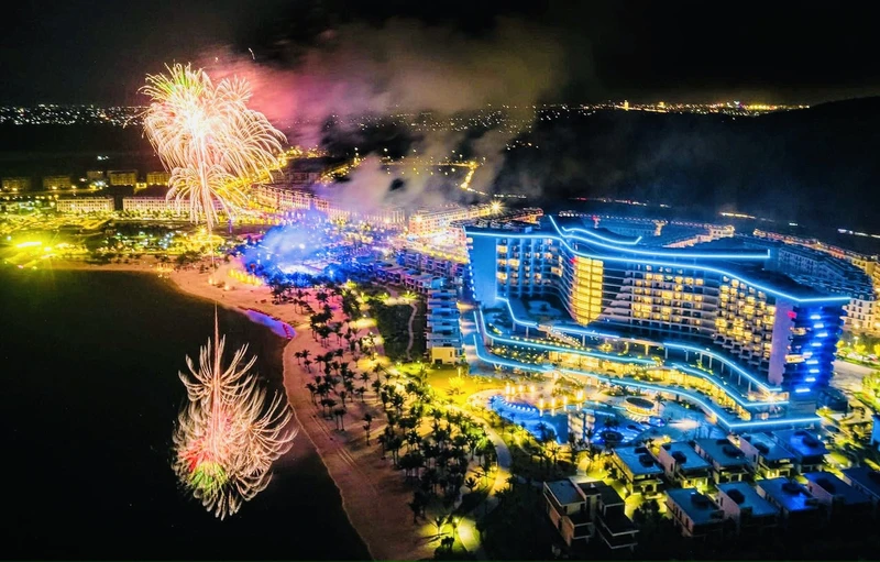 Pháo hoa đêm Lễ hội Văn hóa dân gian biển đảo Việt Nam và Khai mạc Lễ hội biển Đồ Sơn 2023 thu hút đông đảo du khách tham dự.