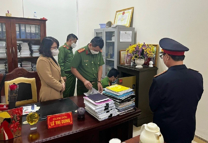 Lực lượng chức năng khám xét phòng làm việc của bà Lê Thị Dung.