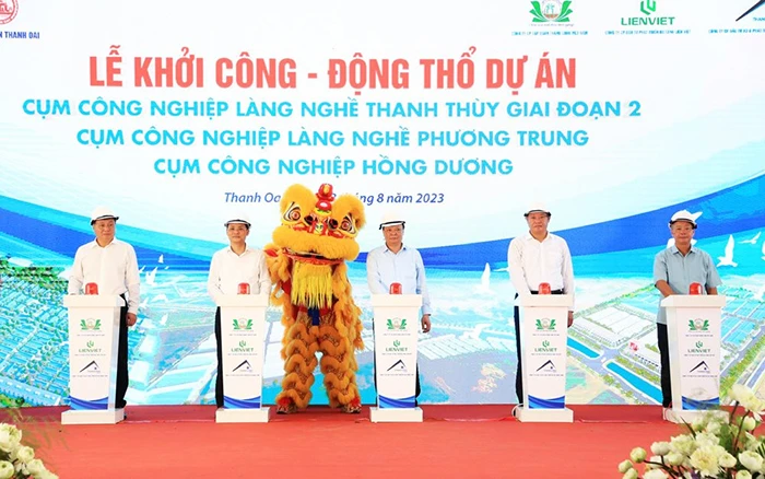 Bí thư Thành ủy Hà Nội Đinh Tiến Dũng cùng các đồng chí lãnh đạo thành phố ấn nút khởi công xây dựng 3 cụm công nghiệp tại huyện Thanh Oai.