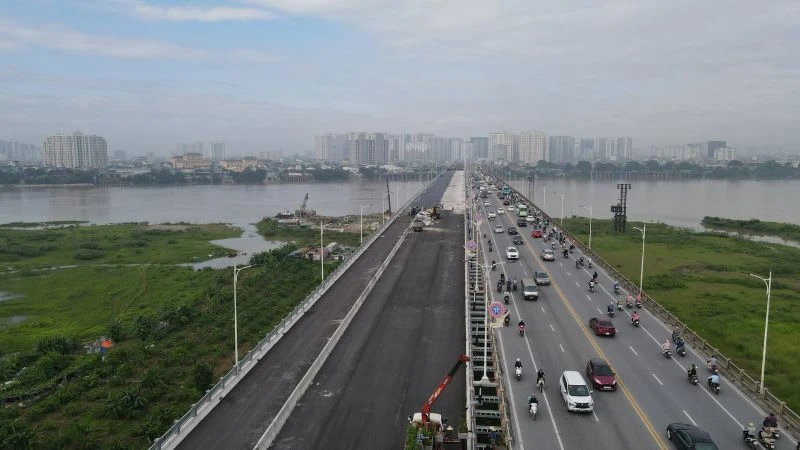 Công trình cầu Vĩnh Tuy giai đoạn 2 đang được hoàn thiện, chuẩn bị thông xe vào đầu tháng 10/2023. (Ảnh: Tuấn Lương)