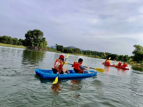 Khách du lịch chèo thuyền kayak tại điểm du lịch thôn Lòng Hồ, xã Kim Sơn, thị xã Sơn Tây, Hà Nội.