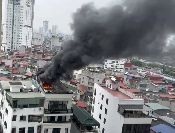 Khói bốc lên từ căn nhà bị cháy tại địa chỉ số 28 phố Vũ Trọng Phụng (phường Thanh Xuân Trung, quận Thanh Xuân, Hà Nội) vào sáng 16/9.