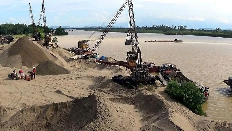 Hoạt động khai thác cát tại các mỏ cát ven sông. (Ảnh: internet)