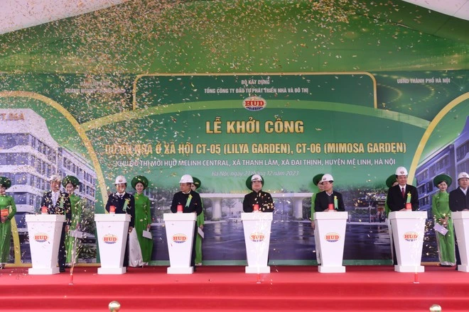 Các đại biểu bấm nút khởi công dự án nhà ở xã hội tại huyện Mê Linh.