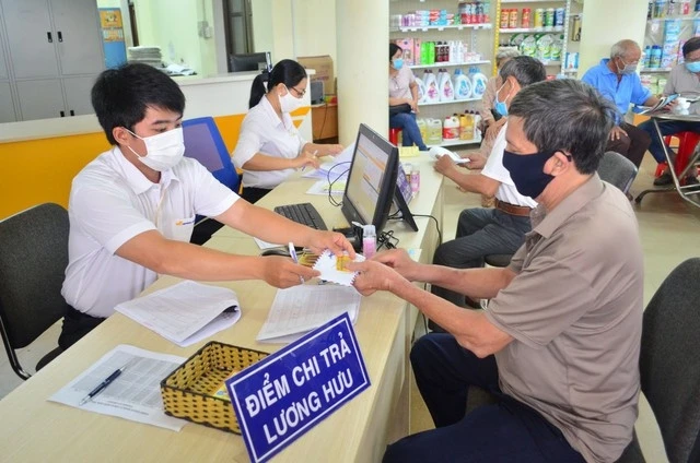 Thành phố Hà Nội yêu cầu các ngành chức năng hỗ trợ công dân mở tài khoản để nhận tiền hỗ trợ an sinh xã hội trước ngày 16/1/2024. Trong ảnh: Người dân nhận tiền lương hưu tại các điểm chi trả tại các phường. Ảnh internet.
