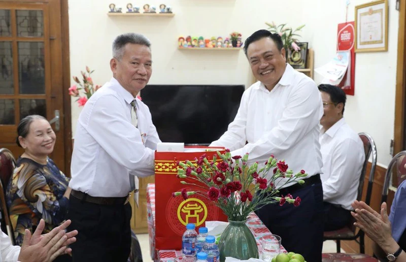 Chủ tịch Ủy ban nhân dân thành phố Hà Nội Trần Sỹ Thanh thăm hỏi gia đình người có công tại quận Hà Đông nhân dịp kỷ niệm 76 năm Ngày Thương binh-Liệt sĩ.