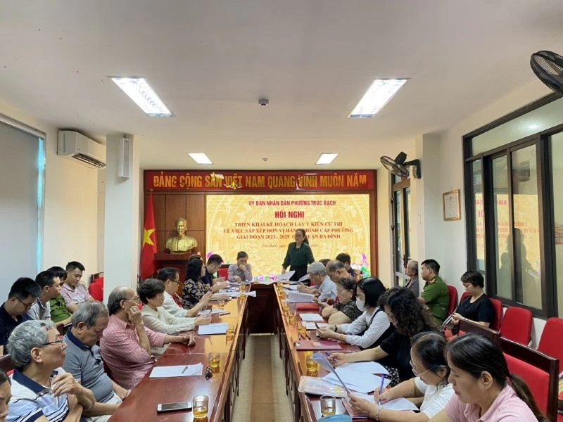 Hội nghị triển khai kế hoạch lấy ý kiến cử tri về việc sắp xếp đơn vị hành chính cấp phường của quận Ba Đình. (Ảnh: QUANG ANH)