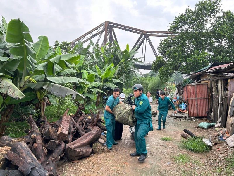 Các lực lượng của quận Ba Đình và phường Phúc Xá ra quân giải tỏa các trường hợp lấn chiếm bờ vở sông Hồng.